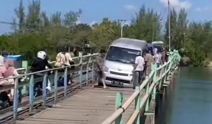 Kerusakan Jembatan Kayu Cemare Hambat Sektor Pariwisata, Pemkab Lobar Diminta Beri Perhatian