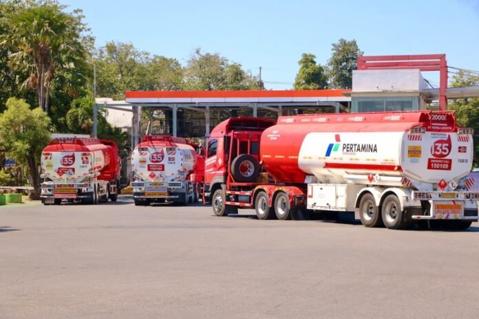 Mobil tangki mendistribusikan BBM ke SPBU-SPBU yang ada di NTB. Pengguna kendaraan diesel bisa menggunakan bahan bakar jenis B50. (Suara NTB/ist)