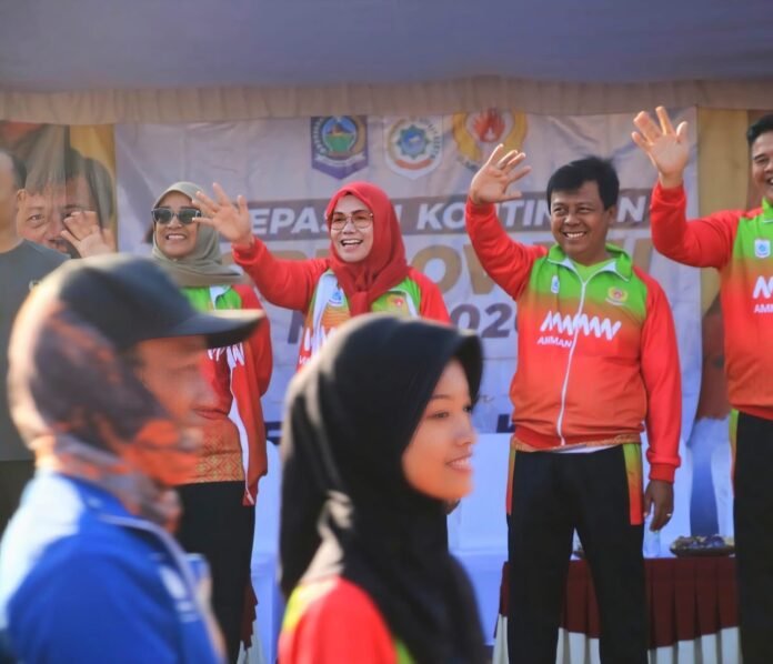 KONTINGEN - Bupati KSB, H. Amar Nurmansyah saat melepas kontingen KSB yang akan berlaga di ajang Porprov NTB XII pada, Jumat (10/7)