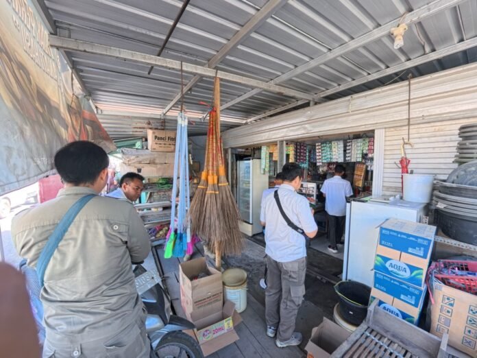 SIDAK - Kegiatan sidak Satgas Pengawasan elpiji 3 Kg di salah satu kios di Kecamatan Maluk pada, Jumat (10/7). Petugas menemukan dugaan distribusi elpiji 3 kilogram diduga tidak Sesuai aturan. (Suara NTB/ist)