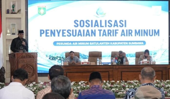SOSIALISASI - Bupati Sumbawa, H. Syarafuddin Jarot saat melakukan sosialisasi terkait penyesuaian atau kenaikan tarif Perumdam Batulanteh pada, Jumat (10/7). (Suara NTB/ist)