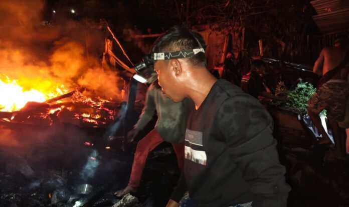 KEBAKARAN - Rumah milik Hadijah warga Langgudu Desa Cempi Jaya Kecamatan Hu'u ludes terbakar pada, Kamis (9/7) malam.