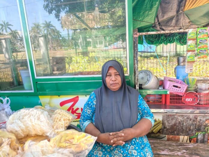 Nunggak Sewa Hunian Relokasi Seorang Ibu di Bima Tidur di Lapak Dagangan