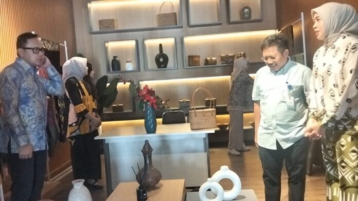 Kunjungi Galeri Dekranasda, Wamendagri dan Istri Terkesan dengan Kerajinan Khas Lobar