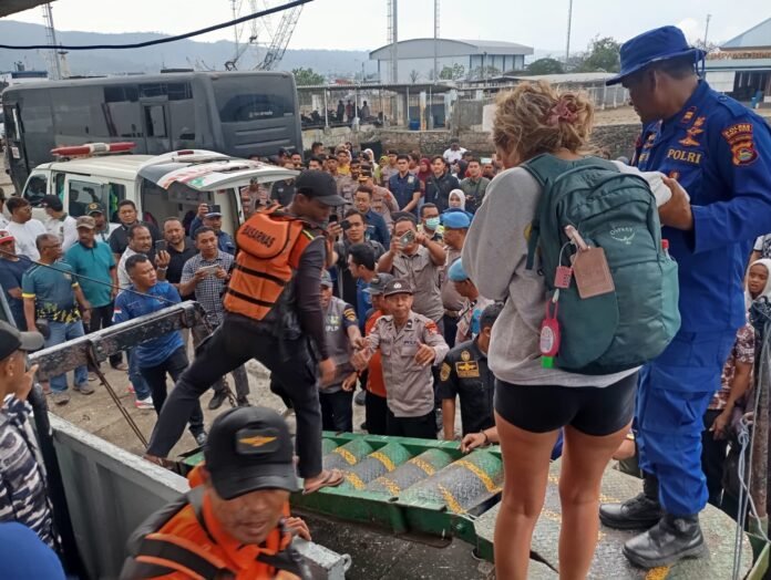 Sebuah Kapal Wisata Tenggelam di Perairan Tanjung Katupa, 45 Orang Selamat