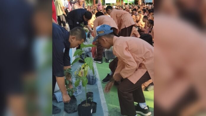 Wujudkan Sekolah Adiwiyata SMAN 5 Mataram Tanam 400 Bibit Cabai