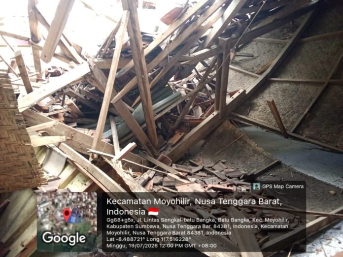 Bangunan Berumur, Atap Kantor Desa Batu Bangka Ambruk