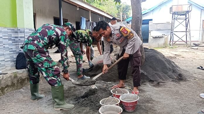 Hari Ke-6 TMMD Ke-129, Personel Polri dan Satgas TMMD Bersinergi Renovasi MCK Pondok Pesantren