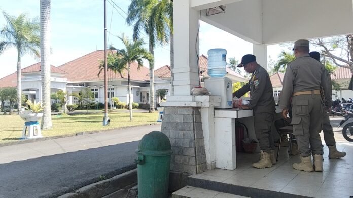Setelah Ditetapkan Tersangka oleh KPK, Rumah Dinas Bupati Nonaktif Lombok Barat Ditutup Rapat