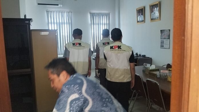 KPK Geledah Ruang Kerja Bupati, Pj Sekda dan PBJ Lombok Barat Usai Penetapan LAZ Jadi Tersangka