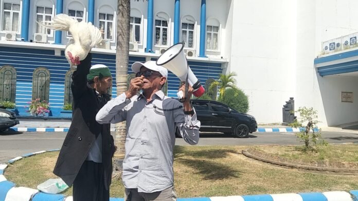 Warga Sembelih Ayam di Depan Kantor Bupati Lombok Barat Dukung KPK Usut Kasus OTT LAZ