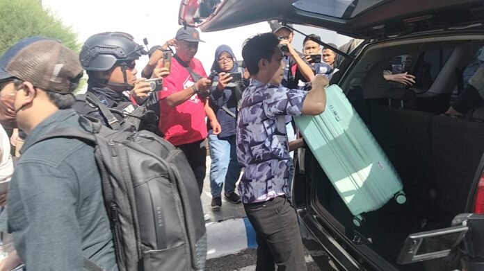 KPK Bawa Lima Koper Berisi Dokumen dari Kantor Bupati Lombok Barat