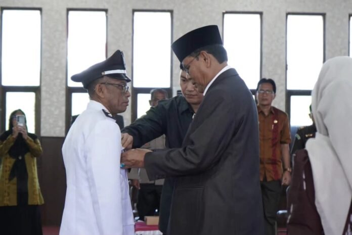 Lantik Kades PAW, Bupati Minta Masyarakat Akhiri Perbedaan
