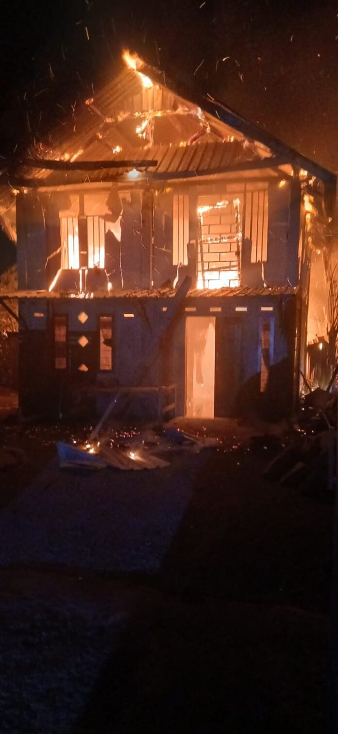 Diduga Akibat Korsleting Listrik, Dua Rumah Ludes Terbakar