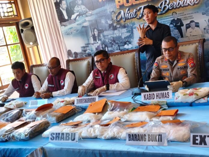 Peredaran Narkoba Sasar Pulau Sumbawa, 11 Kg Ganja dan 8,3 Kg Sabu Disita Polisi