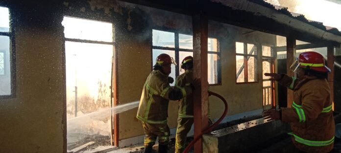 Empat Ruang Kelas Ponpes Nujumul Huda Lembar Dilalap Si Jago Merah