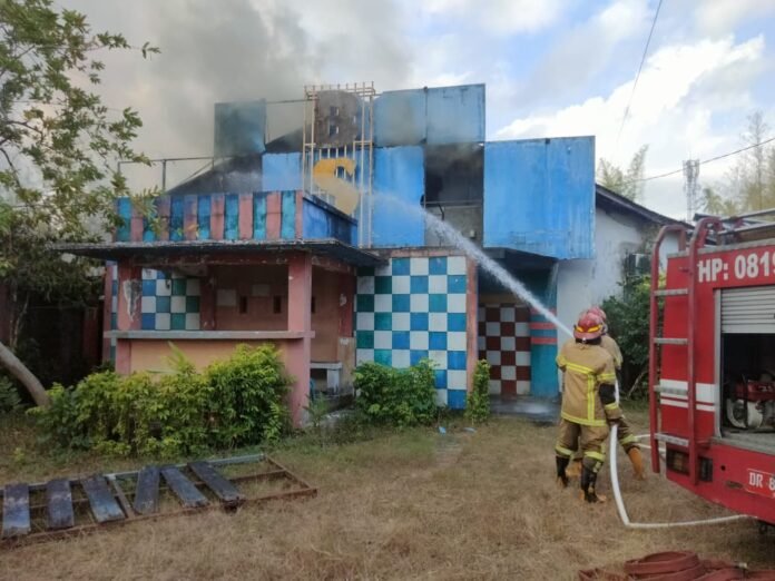 Sebuah Kafe Diduga Sudah Tak Beroperasi di Senggigi Lombok Barat Terbakar
