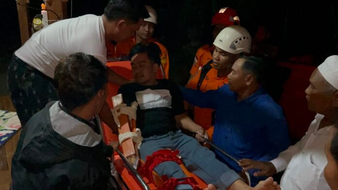 Tim SAR Berhasil Selamatkan Wisatawan yang Patah Tulang di Air Terjun Bale Puntik