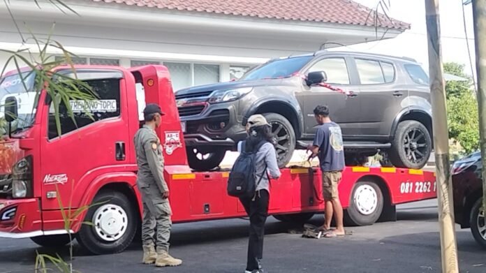 KPK Angkut Dua Mobil Pribadi dari Rumah Dinas Bupati Nonaktif Lombok Barat LAZ