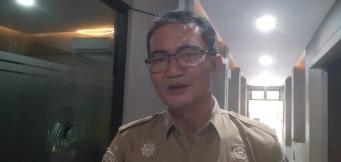 Pemkot Mataram Semarakan Gerakan Pembagian Bendera Merah Putih