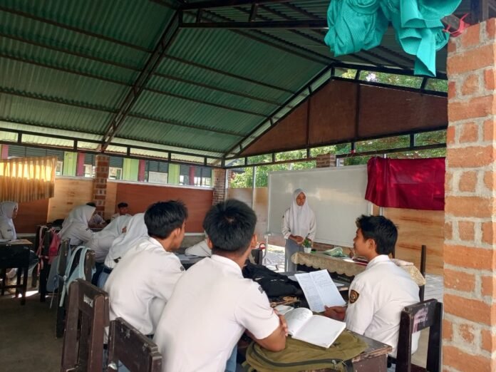 Belajar di Kelas Darurat, Siswa Gerah hingga Khawatir Terkena Hujan