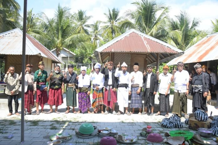 Pengukuhan Mangku Pinagari dan Mangku Bumi, Bupati KLU Tekankan Harmonisasi Nilai Adat dan Agama