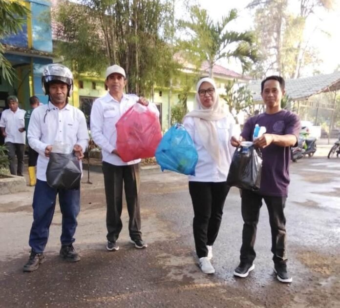 Rabu Amal Sampah Himpun 171,93 Kilogram Botol Plastik