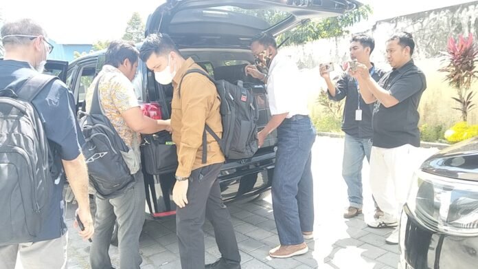 KPK Bawa Sejumlah Koper Diduga Berisi Dokumen dari Rumah Kadis PUPRPKP Lombok Barat