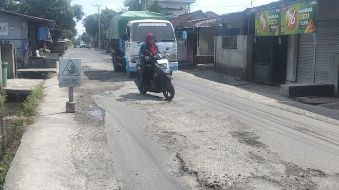 Truk Kelebihan Tonase Diduga Penyebab Kerusakan Jalan Lintas Narmada-Labuapi