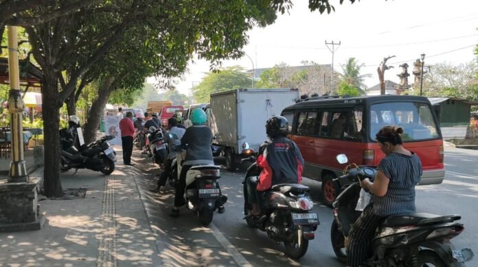 Antrean Panjang di SPBU, Penjualan Pertalite Lebihi Kuota ke Pengecer Disebut Jadi Penyebab