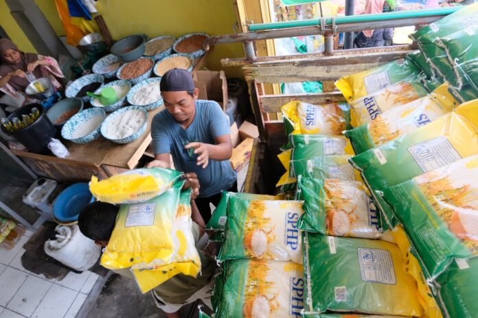 Bulog NTB Guyur Pasar dengan Beras Premium agar Masyarakat Tak Panik