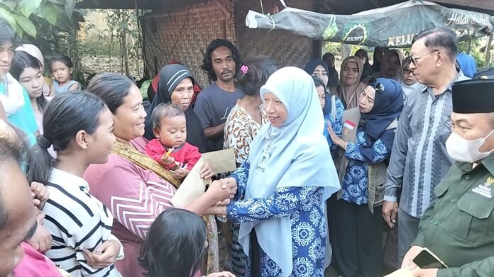 Wabup Lobar Turun Bantu Warga Terdampak Kebakaran di Peresak