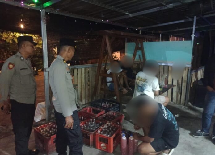 Patroli di Mataram-Lobar, Polisi Amankan Sajam dan Sita Puluhan Botol Miras