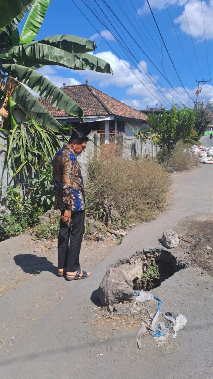 Bupati Lotim Turun Langsung Periksa Jalan Berlubang