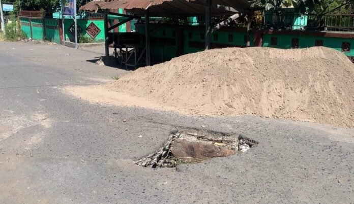 Dinas PUPR Lotim Langsung Bergerak Perbaiki Jalan Berlubang