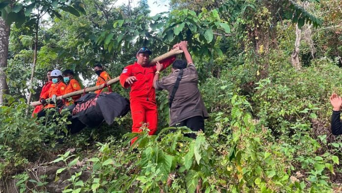 Tim SAR Evakuasi Jenazah Tanpa Identitas di Bukit Dusun Terengan