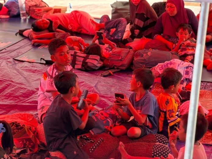TELKOMSEL HADIR, MELAYANI SEPENUH HATI Paket Darurat agar Flores Tetap Terhubung