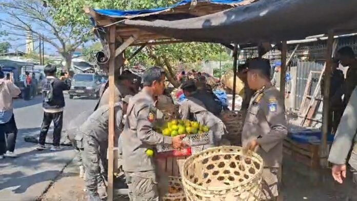 Belasan PKL di Kelurahan Leneng Ditertibkan