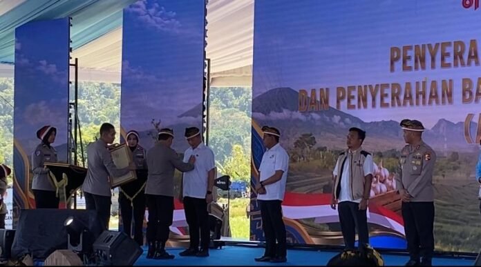Kapolri Serahkan Pin Emas kepada Gubernur NTB dan Bupati Lotim