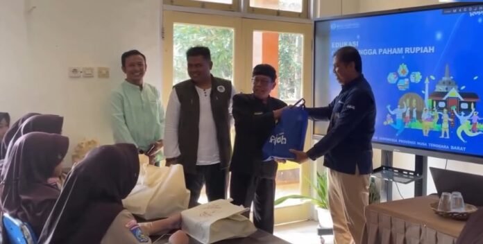 “Suara NTB” dan Bank Indonesia Perwakilan NTB Dukung Jambore Jurnalistik Pelajar NTB 2026, Perkuat Literasi Digital dan Finansial Giri Menang (Suara NTB) — Jambore Jurnalistik Pelajar SMA/SMK/MA se-Wilayah 1 NTB Tahun 2026 semakin siap dilaksanakan di Wisata Alam Gowa Lawah, Lebah Sempage, Kecamatan Narmada, Kabupaten Lombok Barat, pada 28–30 Agustus 2026. Agenda yang diinisiasi oleh SMAN 1 Narmada yang sekaligus sebagai pelaksana kegiatan di bawah binaan KCD Wilayah 1 NTB tersebut, semakin menambah optimisme dalam mempercepat kemampuan berpikir kritis sekaligus membangun kesadaran literasi digital dan finansial di kalangan pelajar di NTB. Bahkan kegiatan tersebut juga akan dibuka langsung oleh Ibu Gubernur NTB, Hj. Sinta Agathia Iqbal) sekaligus sebagai Bunda Literasi. Di kesempatan lain, Kepala SMAN 1 Narmada, Hulwani, S.Pd., MM., mengungkapkan kebanggaannya dengan memberikan apresiasi yang luar biasa kepada Jurnalis Smanar dan peserta dari berbagai sekolah yang terlibat, sehingga acara tersebut akhirnya dirancang sebagai perkemahan edukatif yang memadukan pelatihan jurnalistik, praktik lapangan, produksi karya, kompetisi, serta literasi digital dan finansial. Mengusung tema “Merekam Fakta, Menjaga Rupiah: Kolaborasi Jurnalisme Digital dan Literasi Keuangan yang Berkesadaran”, kegiatan ini diharapkan mendorong pelajar di NTB untuk mampu berpikir kritis, memproduksi informasi secara bertanggung jawab, serta memahami perkembangan teknologi dan transaksi keuangan digital. Dalam pelaksanaannya, Suara NTB hadir sebagai media partner untuk mendampingi publikasi kegiatan sekaligus membuka ruang edukasi kepada masyarakat mengenai proses kerja jurnalistik. Peserta akan mendapatkan pengalaman melakukan observasi, wawancara, peliputan, fotografi, produksi video, penulisan, hingga penyuntingan karya. Sinergi tersebut semakin diperkuat dengan dukungan Bank Indonesia Perwakilan NTB sebagai sponsor utama. Dukungan BI diarahkan pada penguatan literasi keuangan digital melalui edukasi Cinta, Bangga dan Paham Rupiah (CBP Rupiah), QRIS, sistem pembayaran Indonesia, keamanan transaksi digital, serta kewaspadaan terhadap penipuan dan kejahatan siber finansial yang akan memberikan nuansa baru di area terbuka wisata alam Goa Lawah nantinya. Selain BI dan Suara NTB, panitia juga menyampaikan apresiasi kepada para mitra pendukung yang turut membantu keterlaksanaan kegiatan, di antaranya: Emina Cosmetics, Telkomsel by.U, Toko Abadi, Penerbit Erlangga, dan Bank Syariah Indonesia. Jambore Jurnalistik Pelajar kali ini diproyeksikan melibatkan peserta dari perwakilan sekolah SMA, SMK dan MA di wilayah 1 NTB dan beberapa undangan dari sekolah irisan, guru pendamping, dan panitia. Peserta akan berkompetisi dalam bidang produksi berita, opini, fotografi jurnalistik, sinematografi, dan desain poster digital. Ketua Panitia, Habiburrahman, S.Pd., M.Pd., yang juga Pembina Jurnalistik SMAN 1 Narmada, menyampaikan bahwa kegiatan tersebut diharapkan menjadi ruang regenerasi dan penguatan kompetensi jurnalis pelajar di Wilayah 1 NTB. “Kegiatan ini juga menjadi momentum untuk mempertemukan dunia pendidikan, media, komunitas literasi, dan lembaga yang memiliki perhatian terhadap penguatan kapasitas generasi muda.” Tuturnya. Dengan kolaborasi tersebut, Jambore Jurnalistik Pelajar NTB 2026 diharapkan tidak berhenti sebagai ajang kompetisi, tetapi menjadi ruang belajar bersama untuk melahirkan pelajar yang kritis terhadap informasi, adaptif terhadap teknologi, memahami literasi finansial, serta mampu menghasilkan karya jurnalistik yang akurat, edukatif, dan bertanggung jawab. (r)