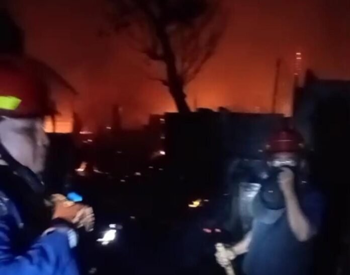 Damkarmat Lobar Bantu Padamkan Kebakaran Desa Sade