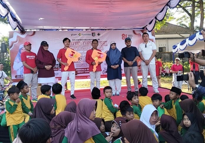 Pelayanan Kesehatan Setara, Wabup Lobar Serahkan Dua Ambulans kepada Puskesmas