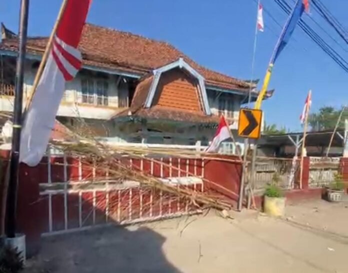 Diduga Sengketa Lahan, Kantor Desa Kebon Ayu Kembali Disegel Warga