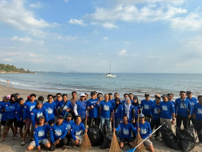 Kader Demokrat Lobar dan Masyarakat Turun Bersihkan Kawasan Wisata Pantai Batu Bolong Senggigi