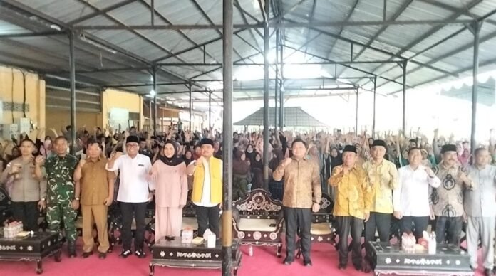 Bagikan Ribuan Paket Sembako, Golkar Perjuangkan Ratusan Rumah Kumuh untuk Rakyat Lobar