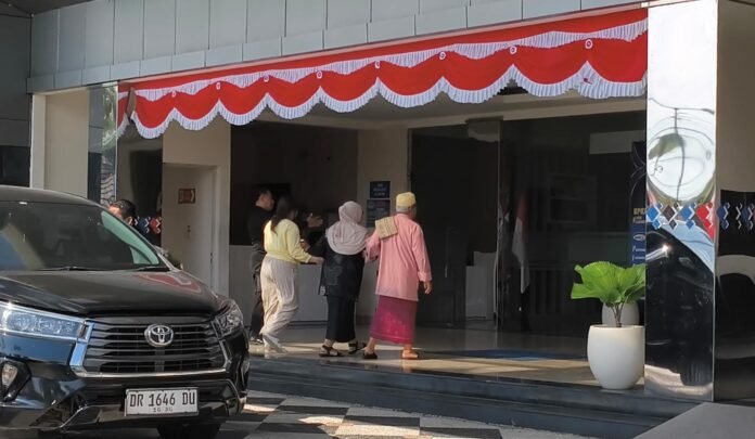 Mantan Wabup Lobar, Sumiatun Diduga Diperiksa KPK di BPKP NTB