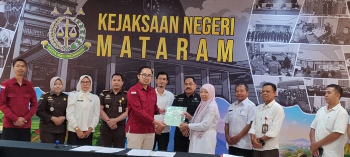 Kejari Mataram Serahkan 39 Are Aset Bagik Polak ke Pemkab Lobar