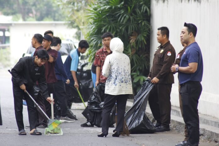 Golden Palace Hotel Lombok Gelar CSR Bersih Lingkungan dan Fogging Sambut Hari Kemerdekaan Ke-81 RI