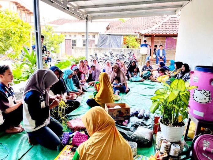 Olah Sampah Jadi Kompos dan Kerajinan, KKN Ummat Kelompok 46 Edukasi Warga Desa Tanak Beak