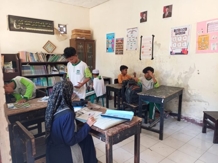 Pasca Roboh, Siswa NW Badrussalam Belajar di Ruang Perpustakaan